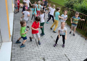 Dzieci bawią się na dyskotece na tarasie przedszkolnym